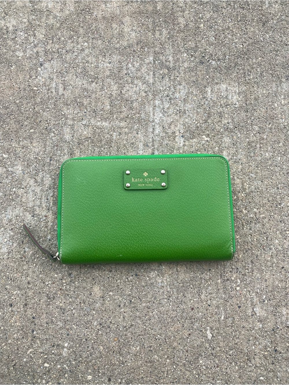 🌈 kate spade bright green pebbled leather wallet with gold logo